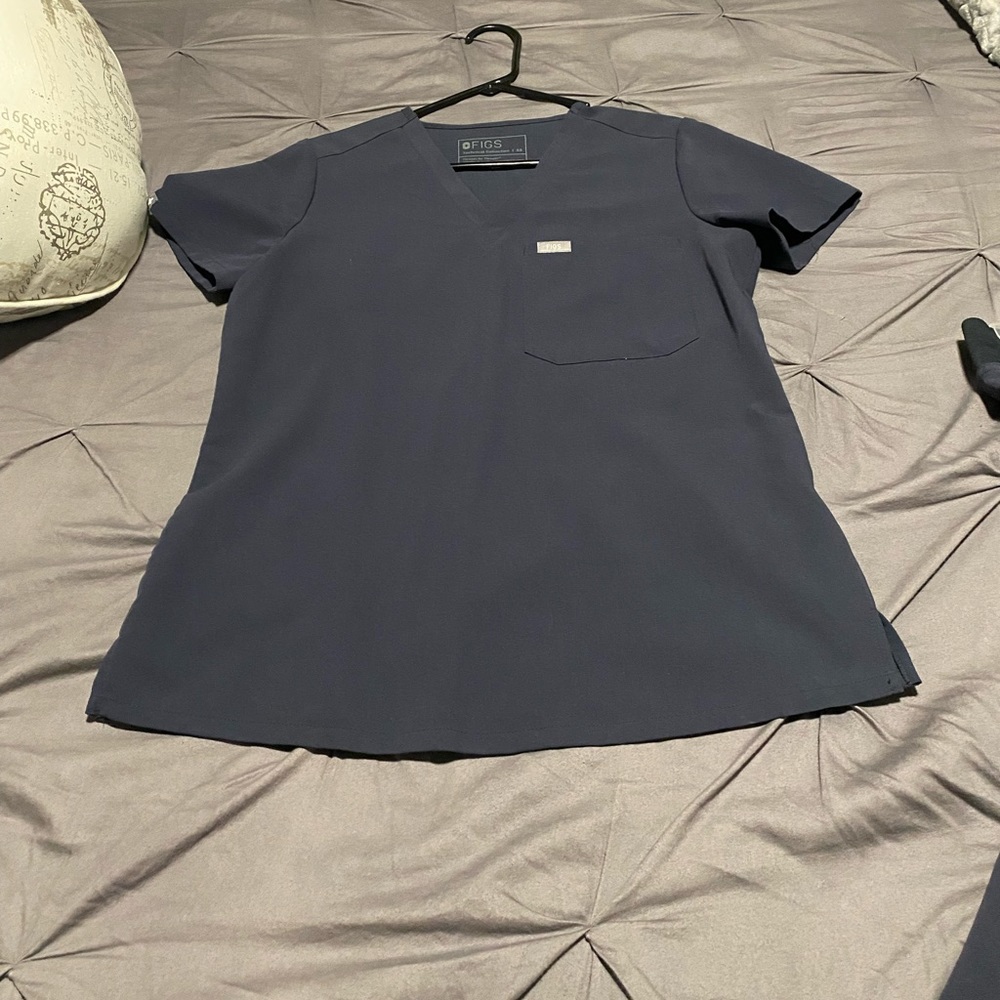 Figs scrub top